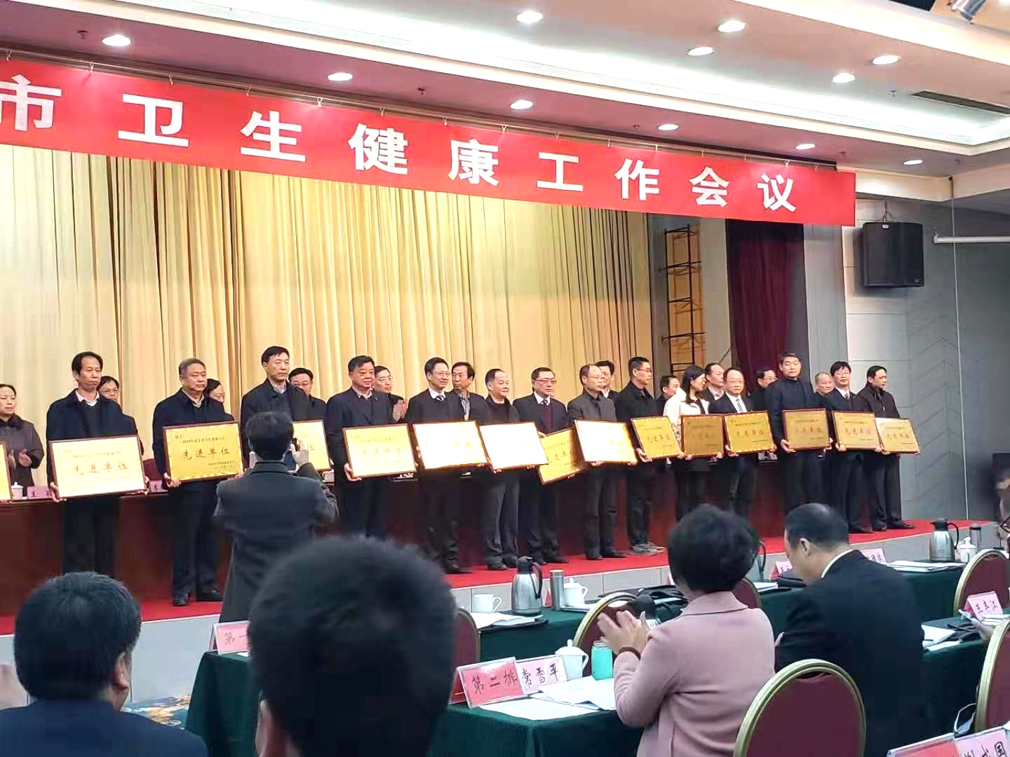 上台领奖图_看图王.jpg