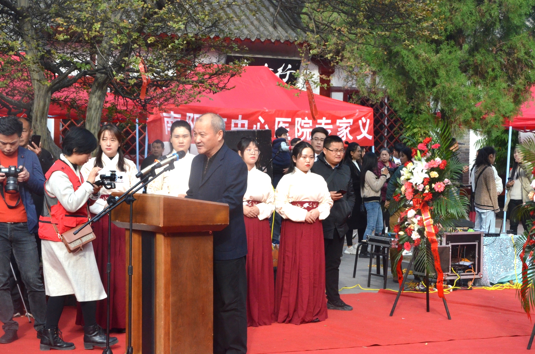 市中发局党组成员、市中医院院长张封岭主持2.jpg