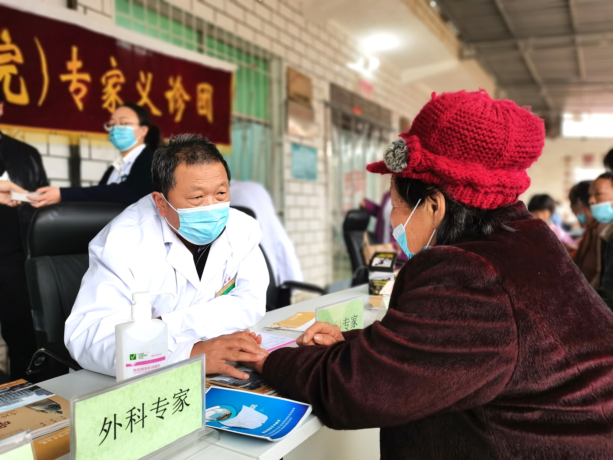 0005皮理广为病人诊治.jpg