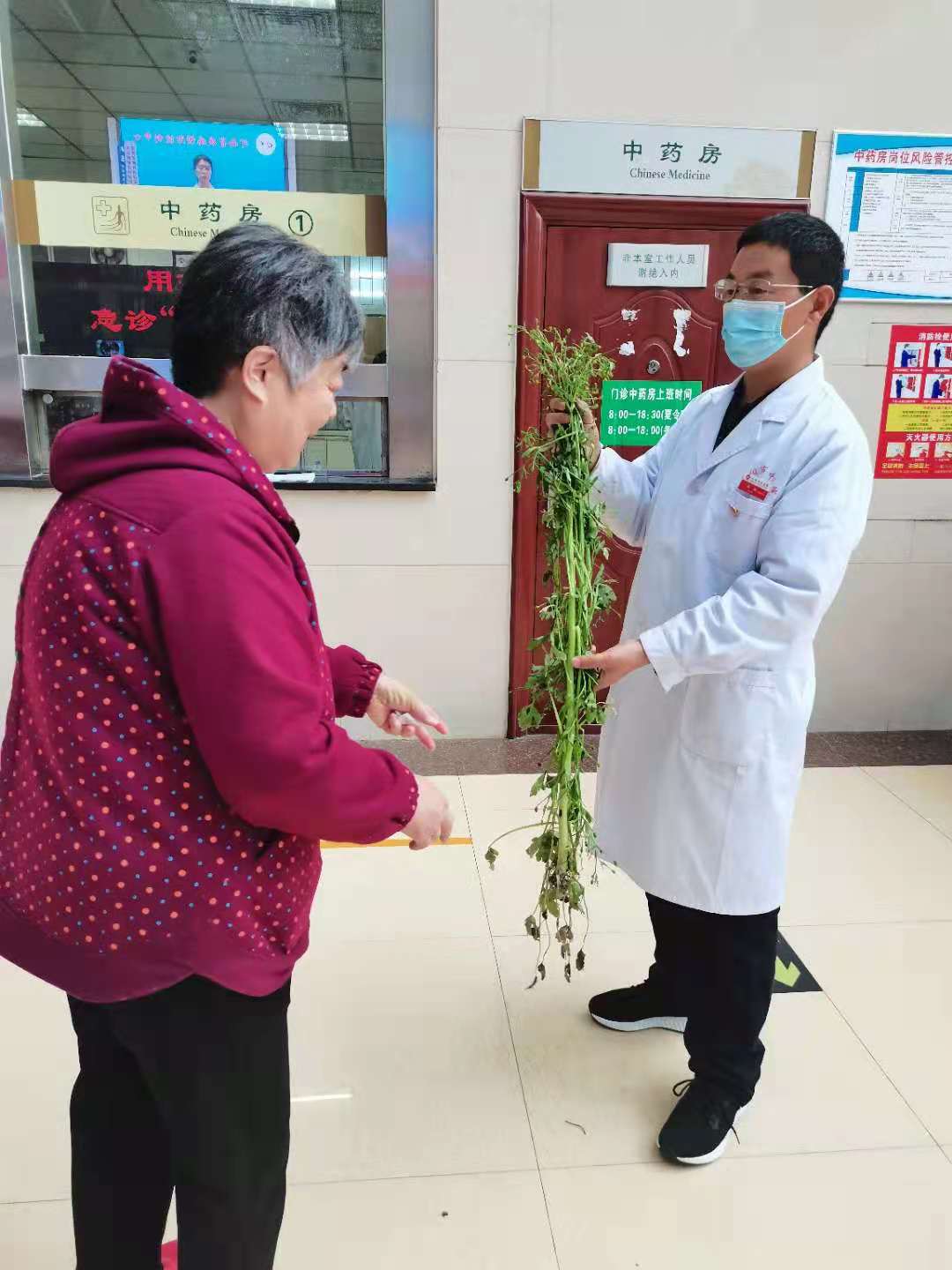 图5 向患者家属讲解石龙芮中毒症状及其解救方法_20210430154321.jpg