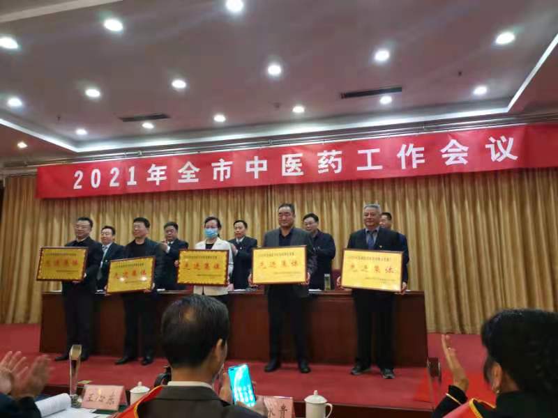 3赵书记上台领奖.jpg